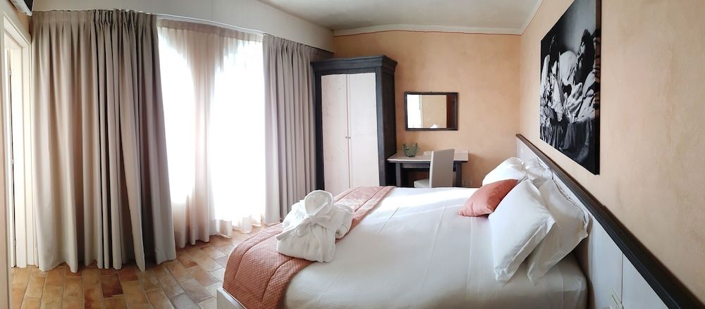 Deluxe Room, 1 Queen Bed