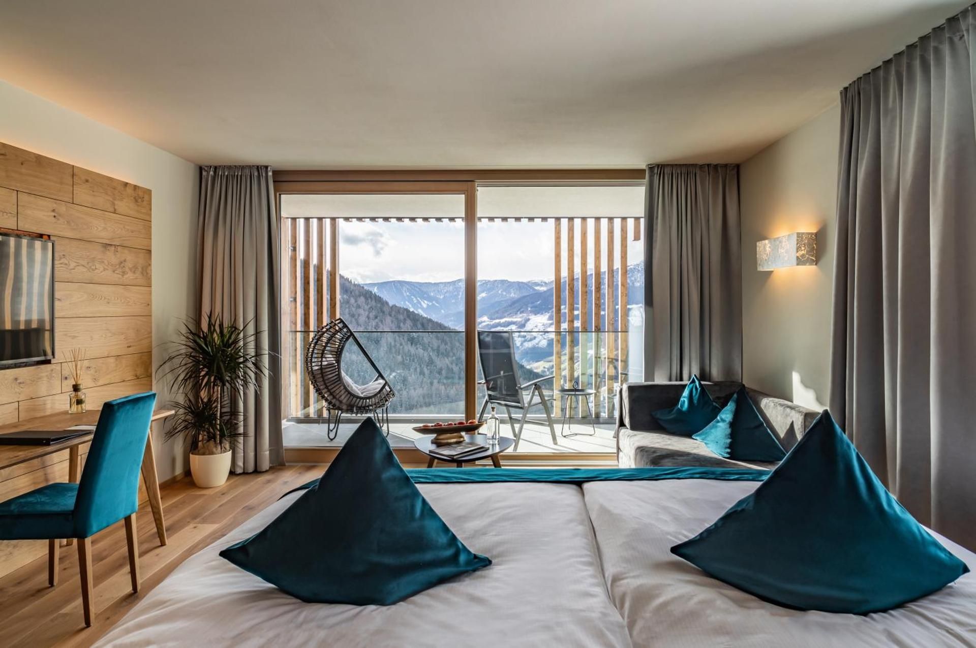 Deluxe Suite with Balcony and Mountain view