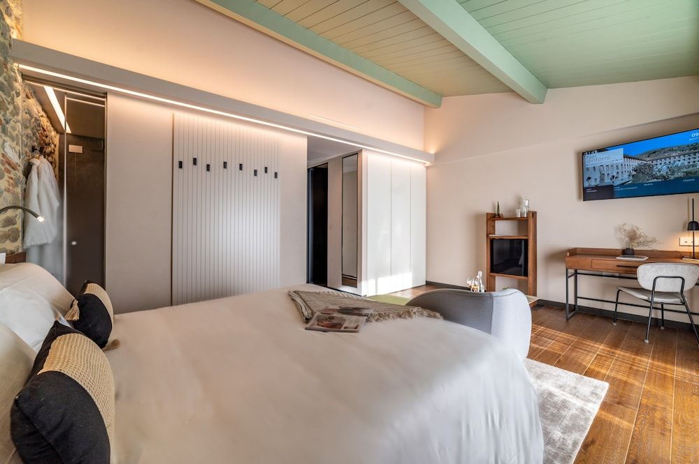 Deluxe Room, 1 King Bed, Balcony