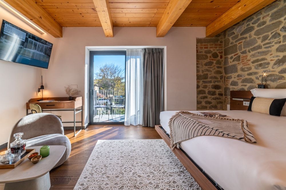 Deluxe Room, 1 King Bed, Balcony