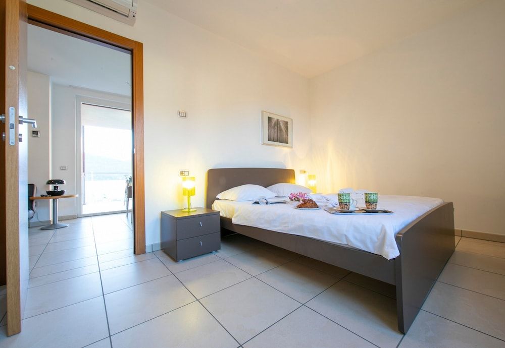 Family Apartment, 2 Bedrooms, Lakeside (Vista di Maccagno Fantastico Pool)