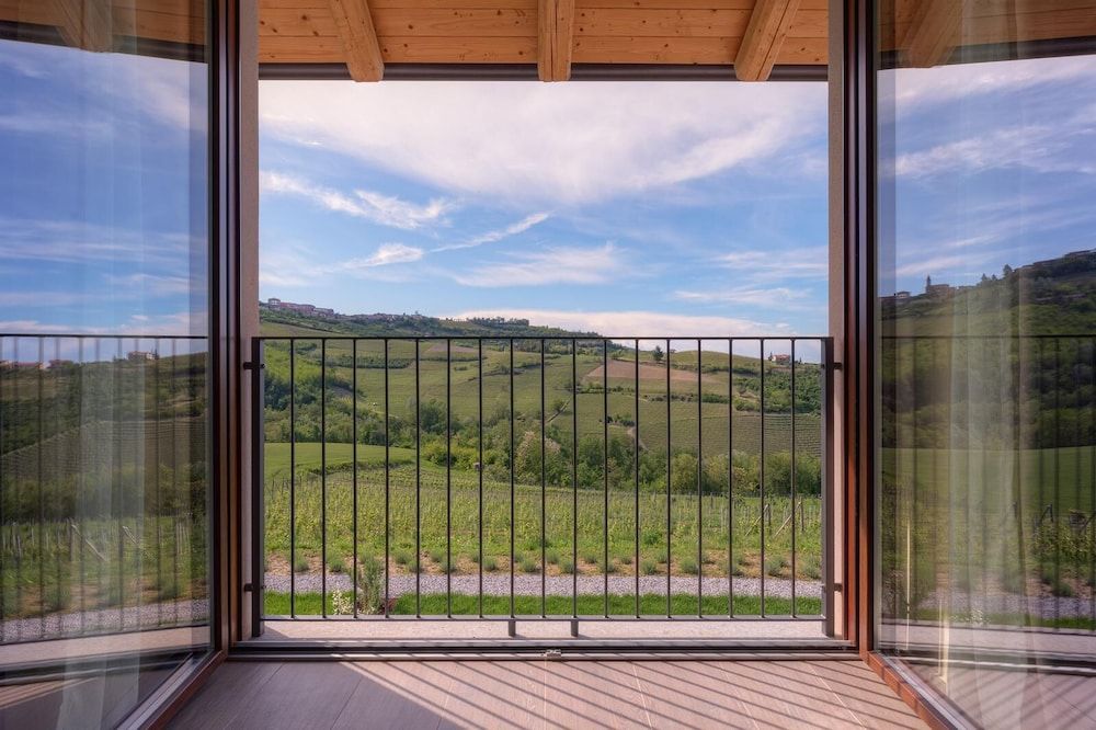 Panoramic Suite, 1 Bedroom, Pool Access, Vineyard View