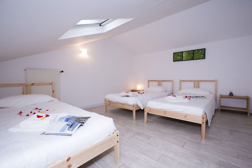 Family Apartment, 3 Bedrooms, 2 Bathrooms, Mountainside (Cadenabbia Fantastico)