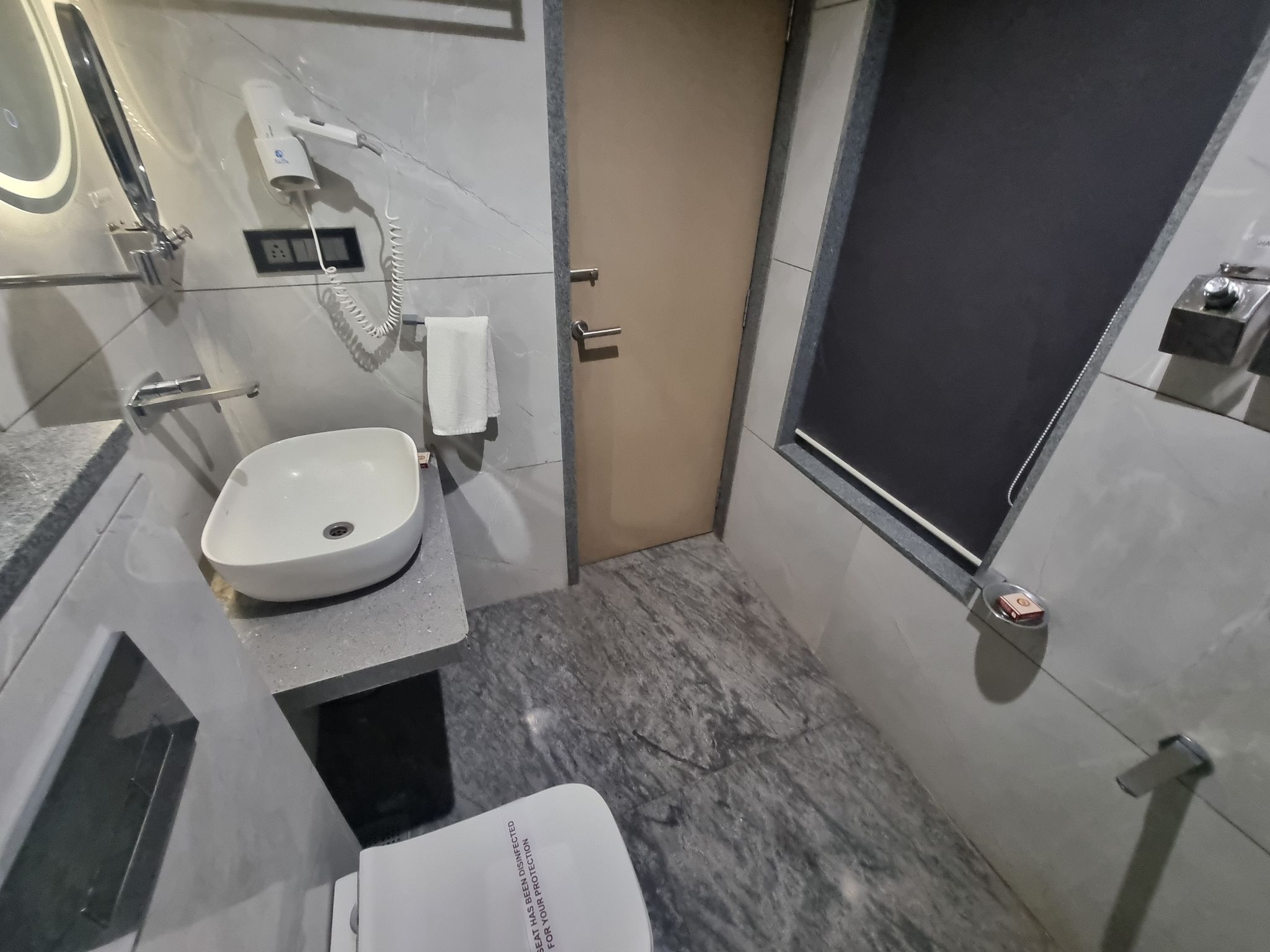 EMPERIAL CLUB ROOM (KING BED)