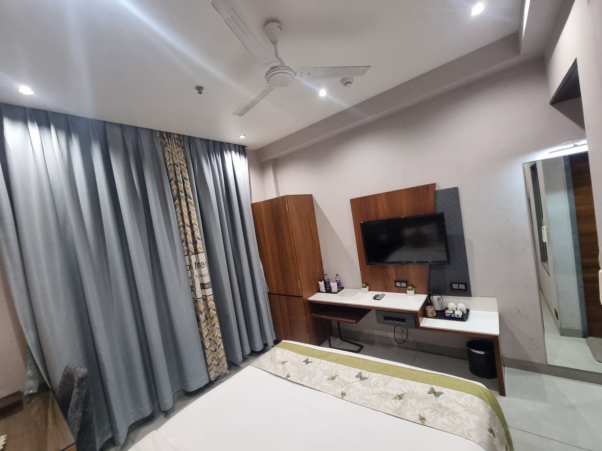 RG Exclusive Hotel CORPORATE PRIVILEGE ROOM- (KING BED) 2