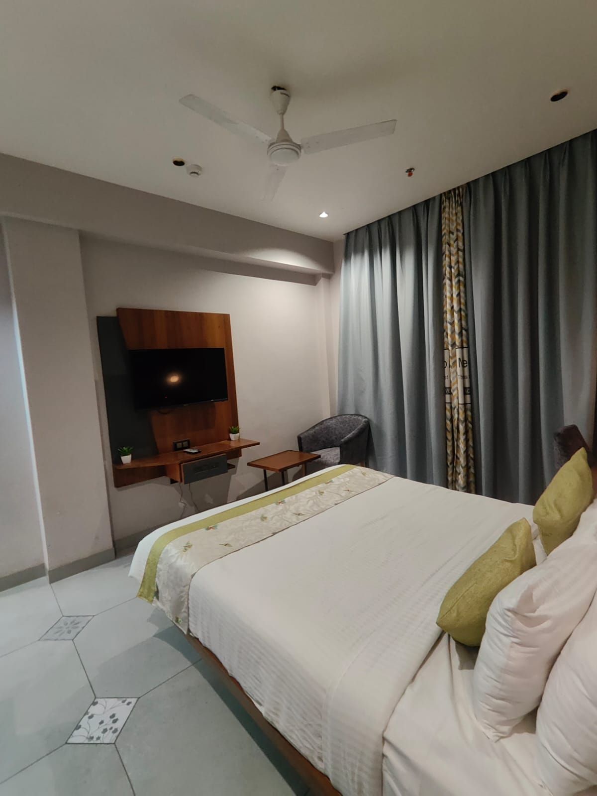 EMPERIAL CLUB ROOM (KING BED)