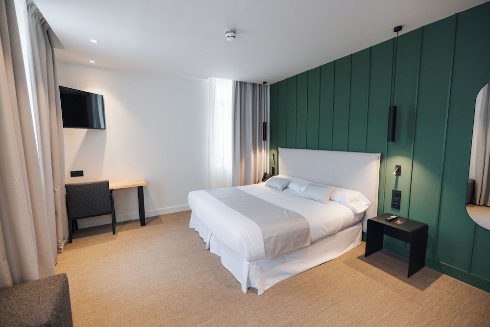 Hotel Mondragón Deluxe Double Room 2