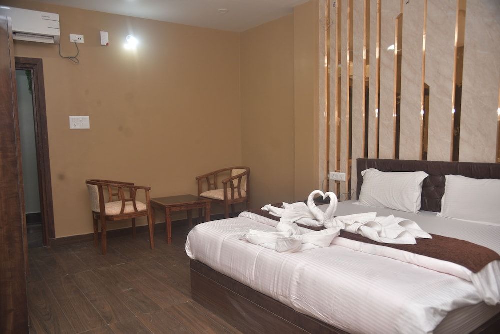 Hotel Maa International Deluxe Double Room 8