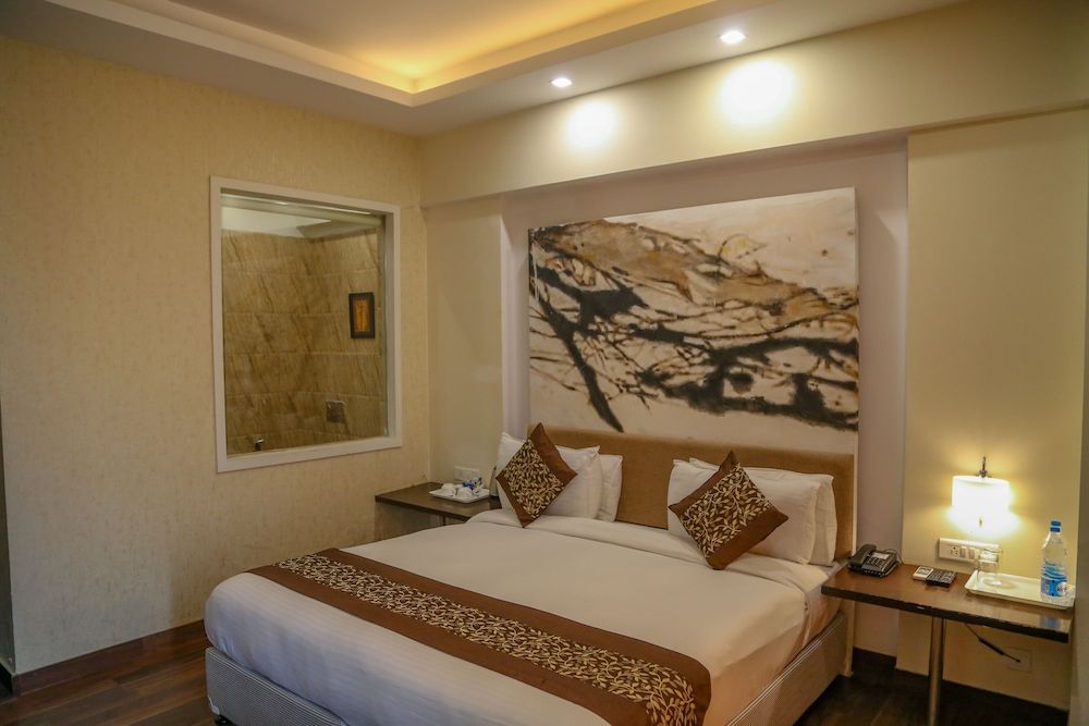 Four Leaf Hotel Luxury Double Room 3