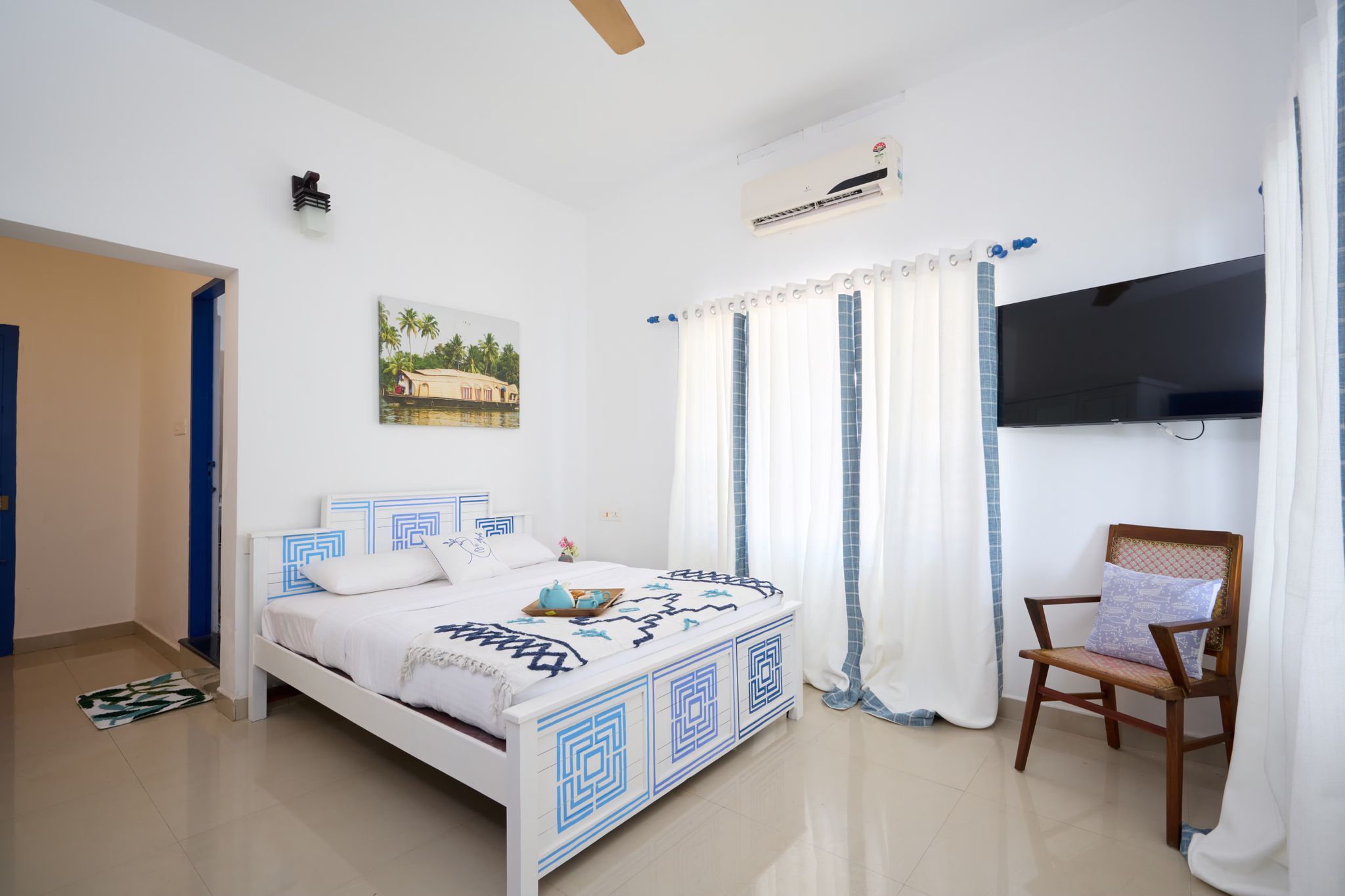 Seclude By the Lake  Sunrise Villa Room with Lake View 4