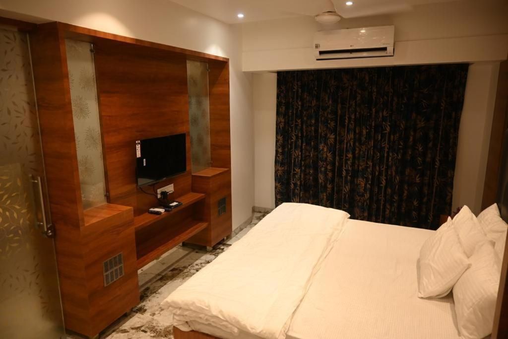 Hotel Prime Square Super Deluxe Room (Unmarried Couples Not Allowed) 2