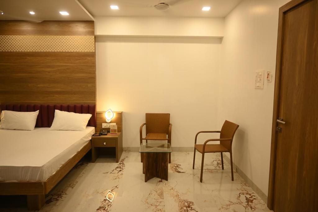 Hotel Prime Square Super Deluxe Room (Unmarried Couples Not Allowed) 3
