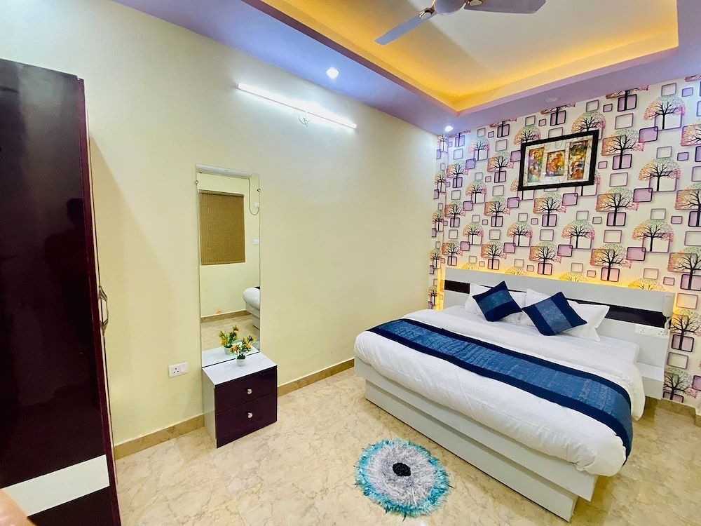 Crescent Inn Deluxe Room 5