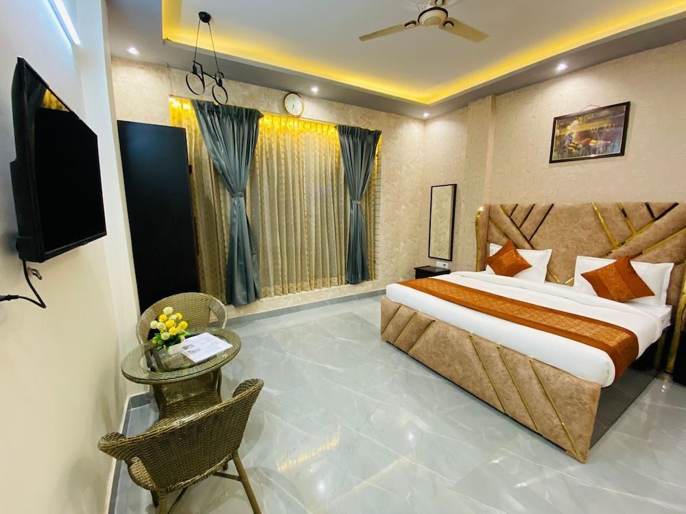 Crescent Inn Executive Room 7