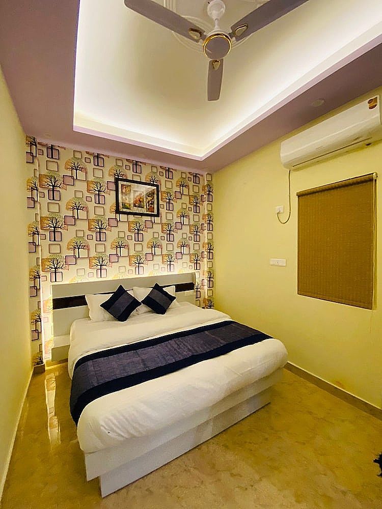 Crescent Inn Deluxe Room 3