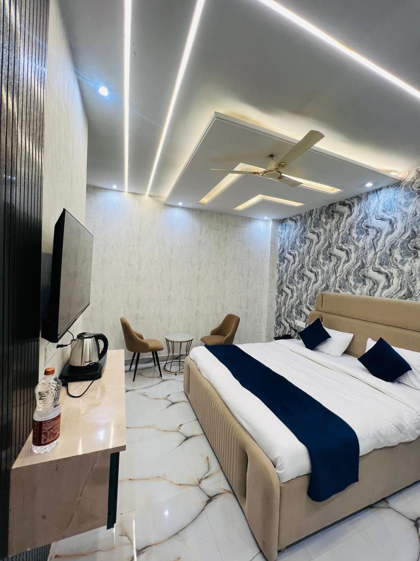 Crescent Inn Executive Room 8