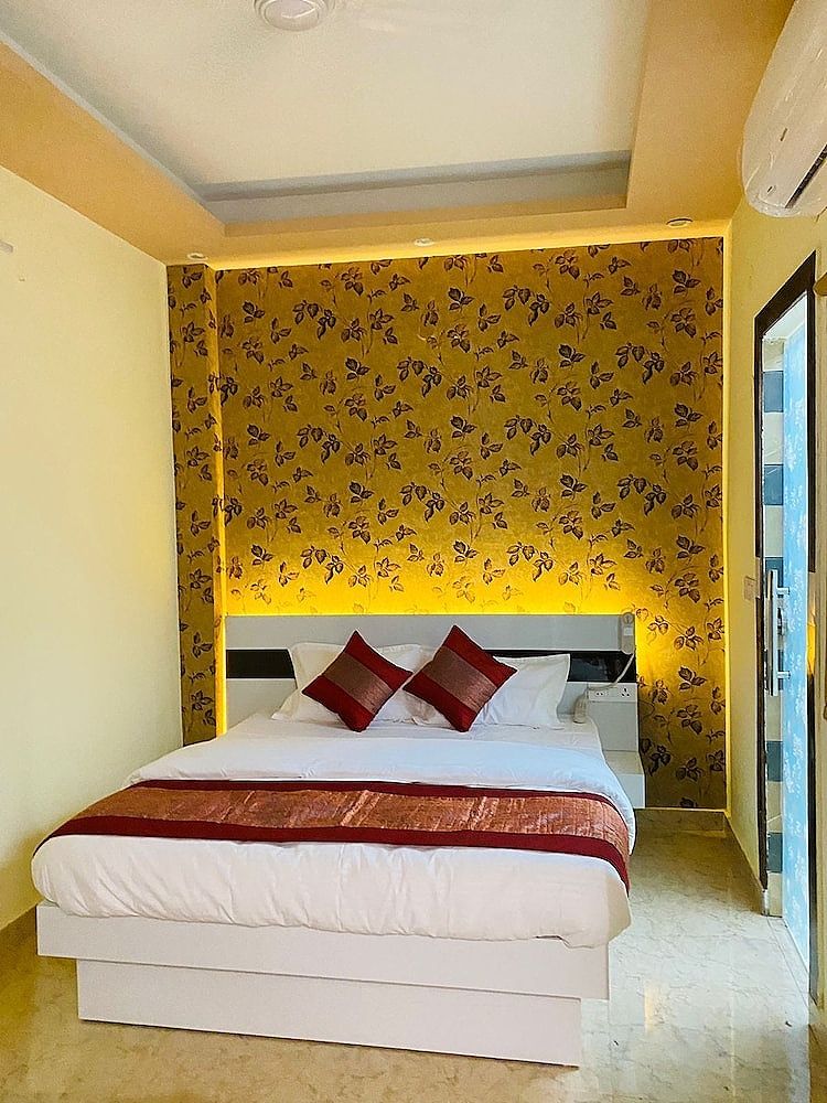 Crescent Inn Deluxe Room 2