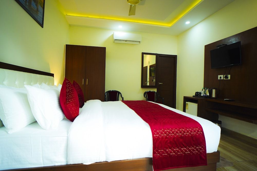 Mango Bloom River Resort The Pine Room 3