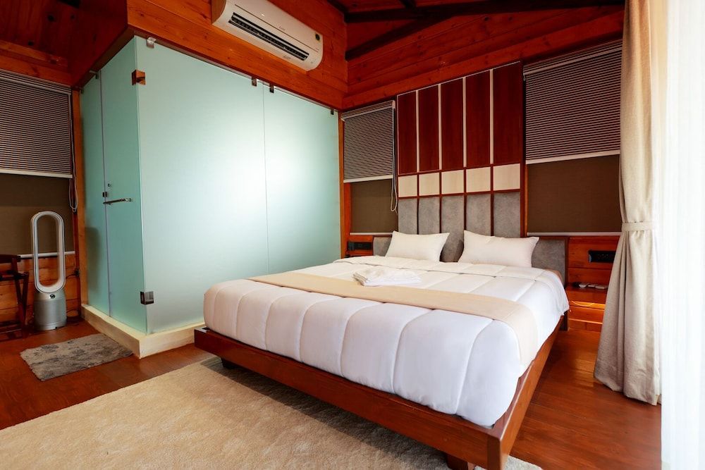 Wooden ECR Sea Resort Deluxe Single Room 3