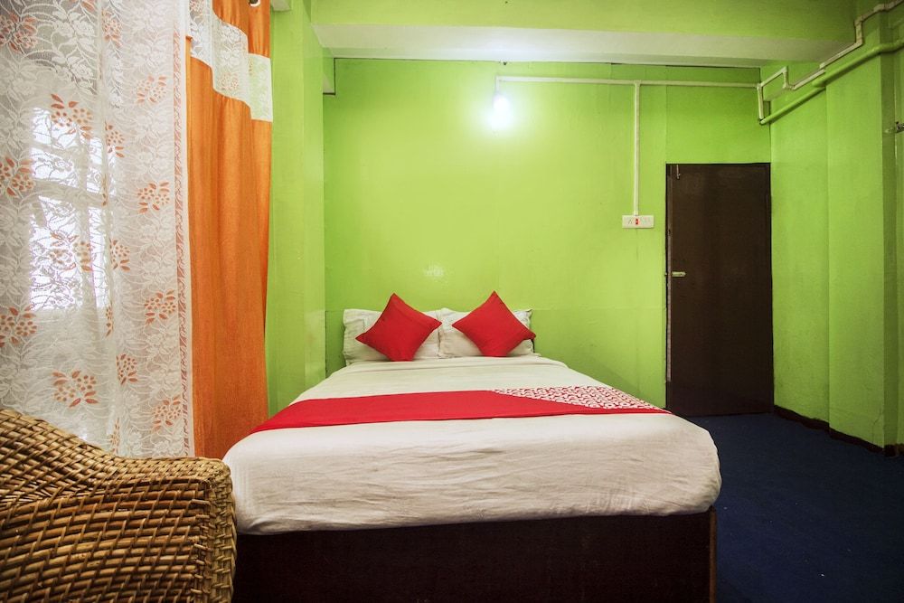 OYO 6519 Batasia Loop Double Room, 1 Double Bed