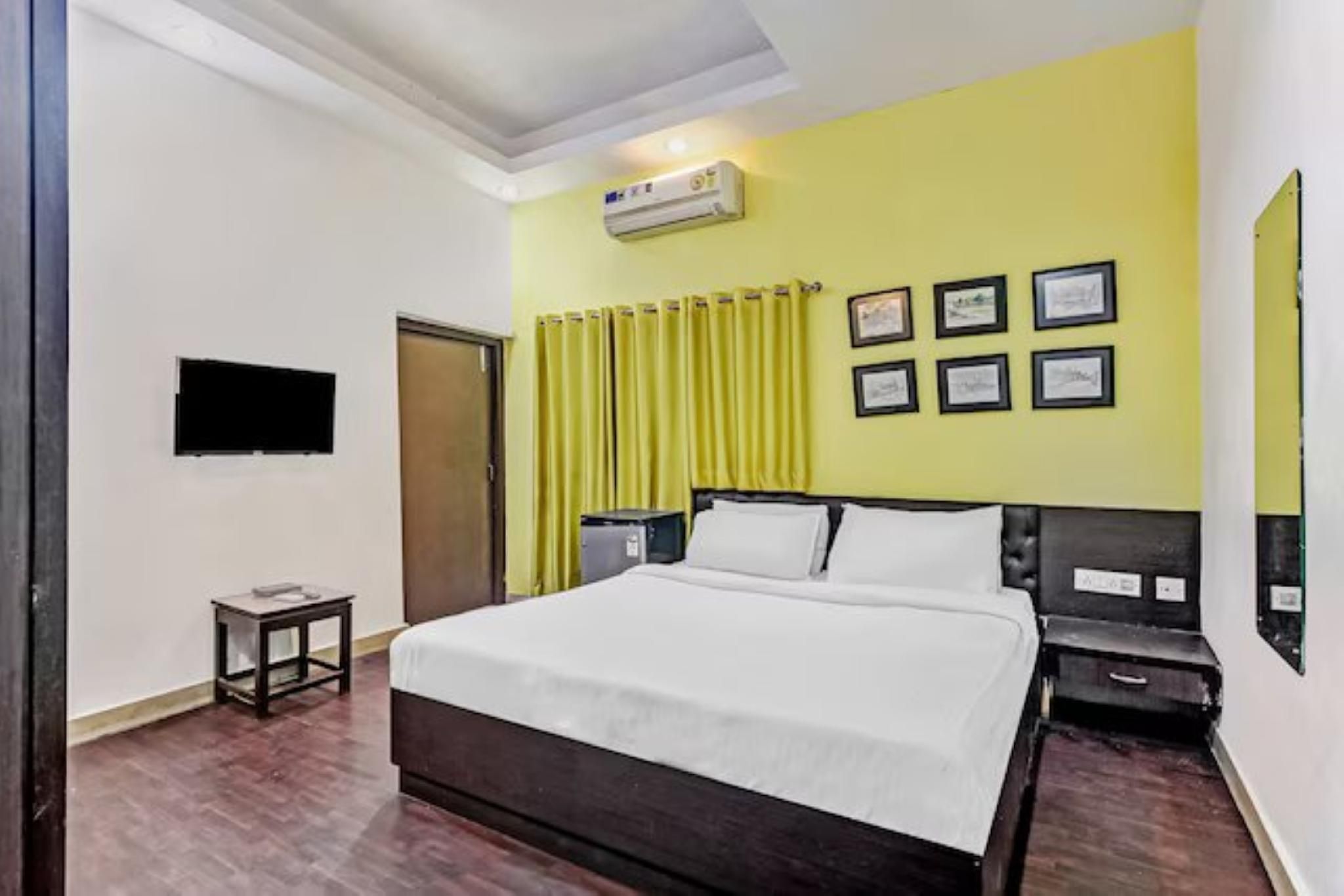 Deluxe Room with Air Conditioning
