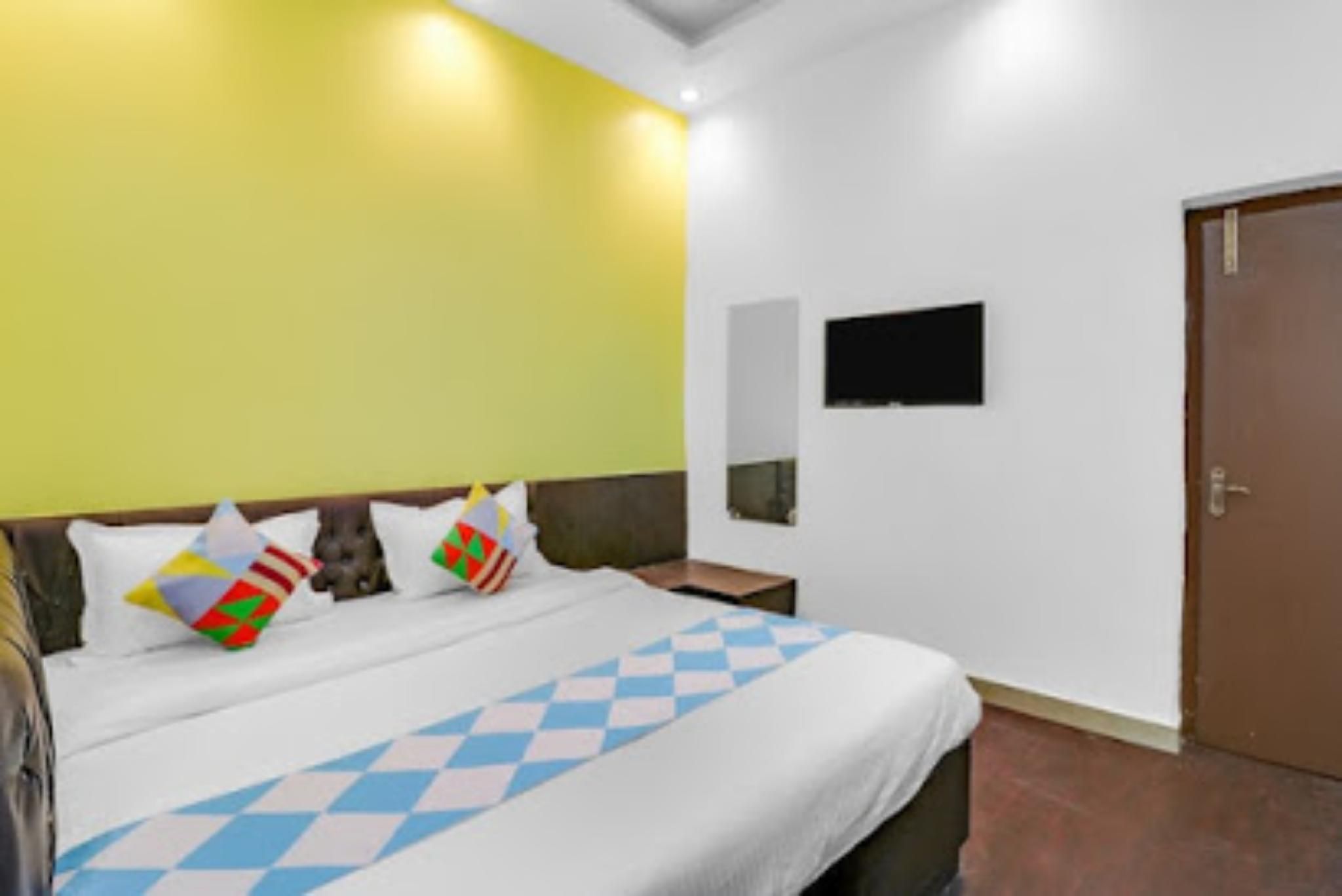 Deluxe Room with Air Conditioning