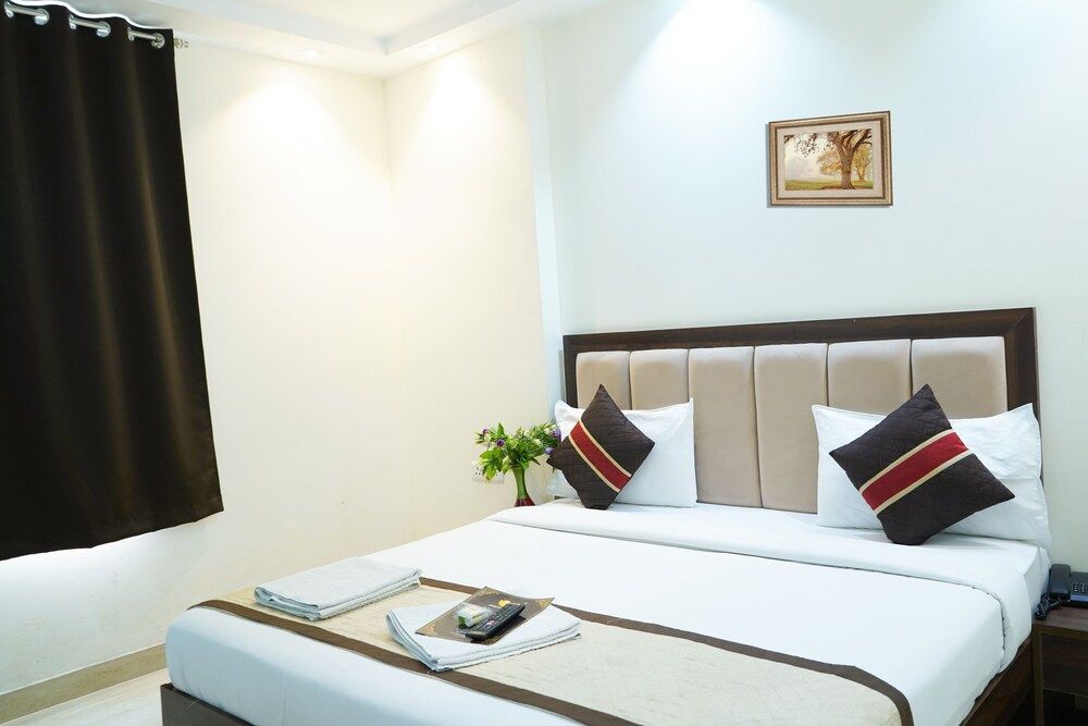 Roomshala 024 Luxury Stays Sector 12 Deluxe Double Room 10