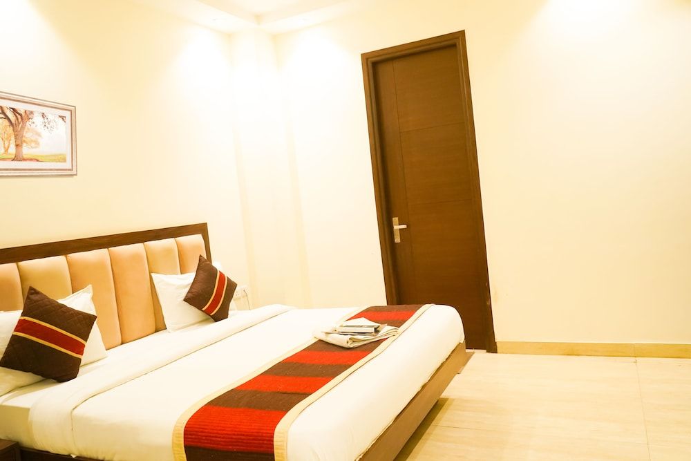 Roomshala 024 Luxury Stays Sector 12 Deluxe Double Room 5