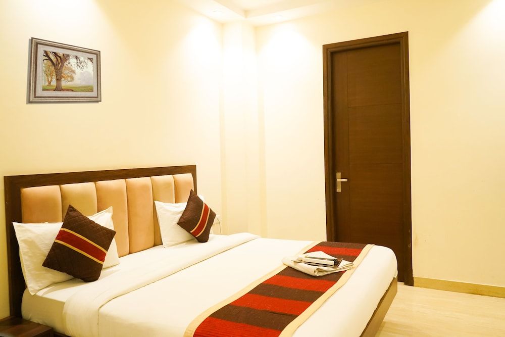 Roomshala 024 Luxury Stays Sector 12 Deluxe Double Room 6