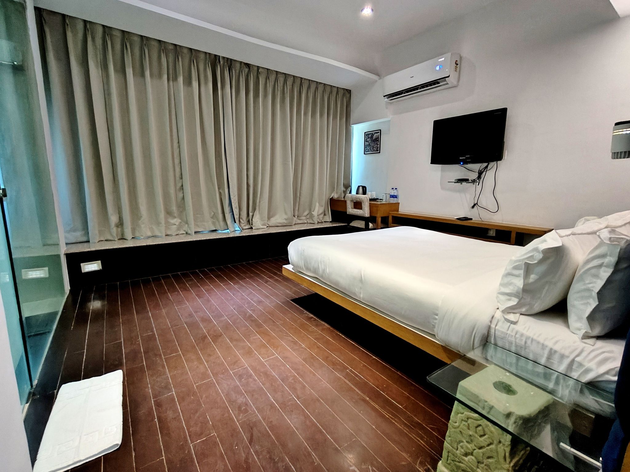 The Sky Imperial Hotel Yahvi Imperial Deluxe Rooms (Double King and Queen Bed) 5