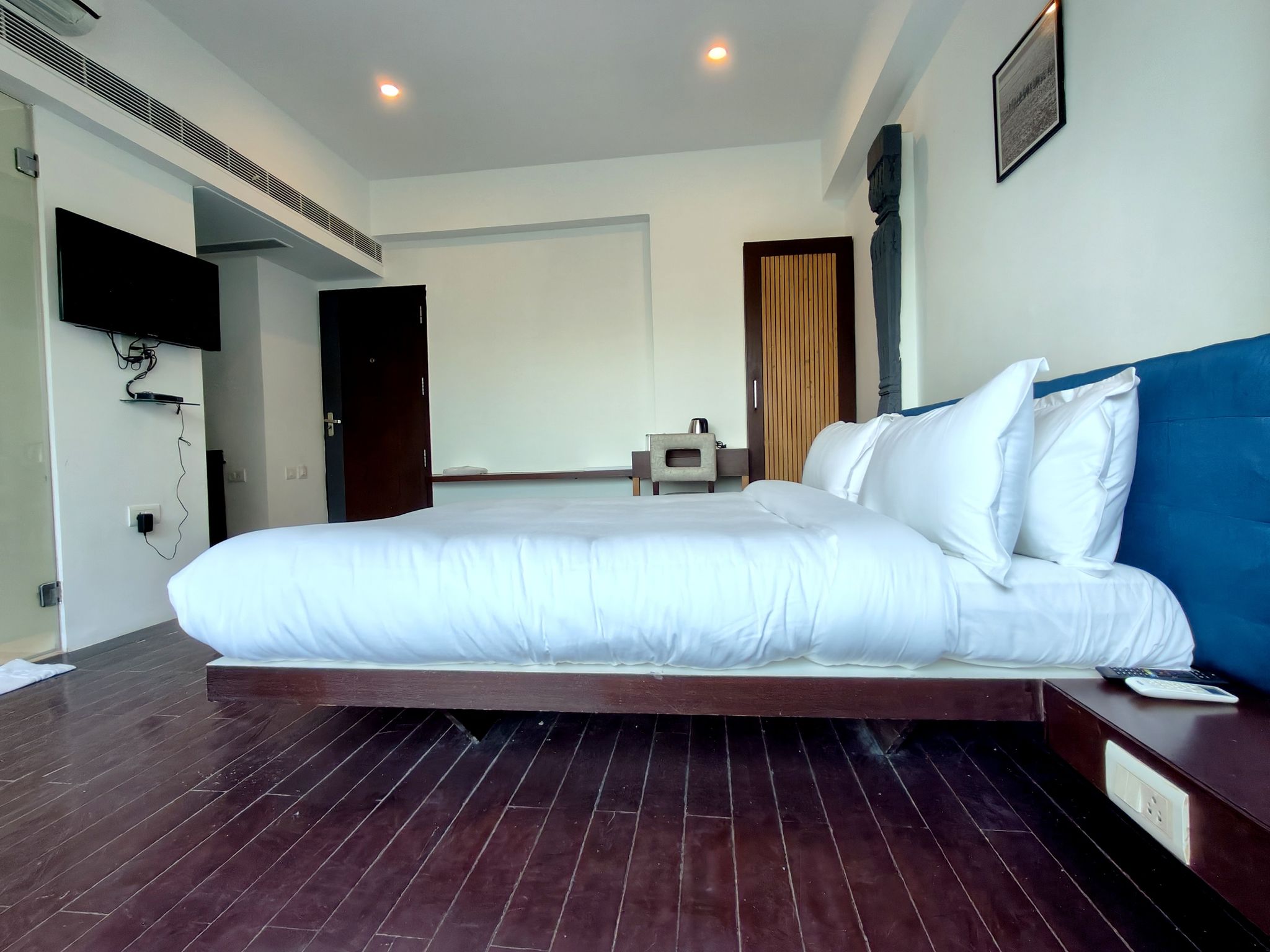 The Sky Imperial Hotel Yahvi Imperial Deluxe Rooms (Double King and Queen Bed) 12
