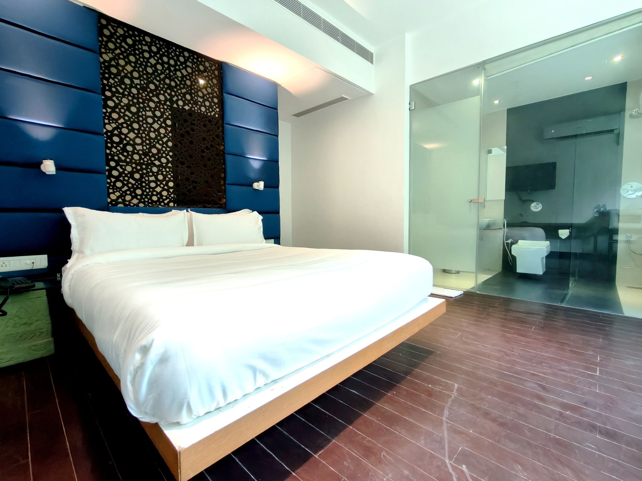 The Sky Imperial Hotel Yahvi Imperial Deluxe Rooms (Double King and Queen Bed) 6