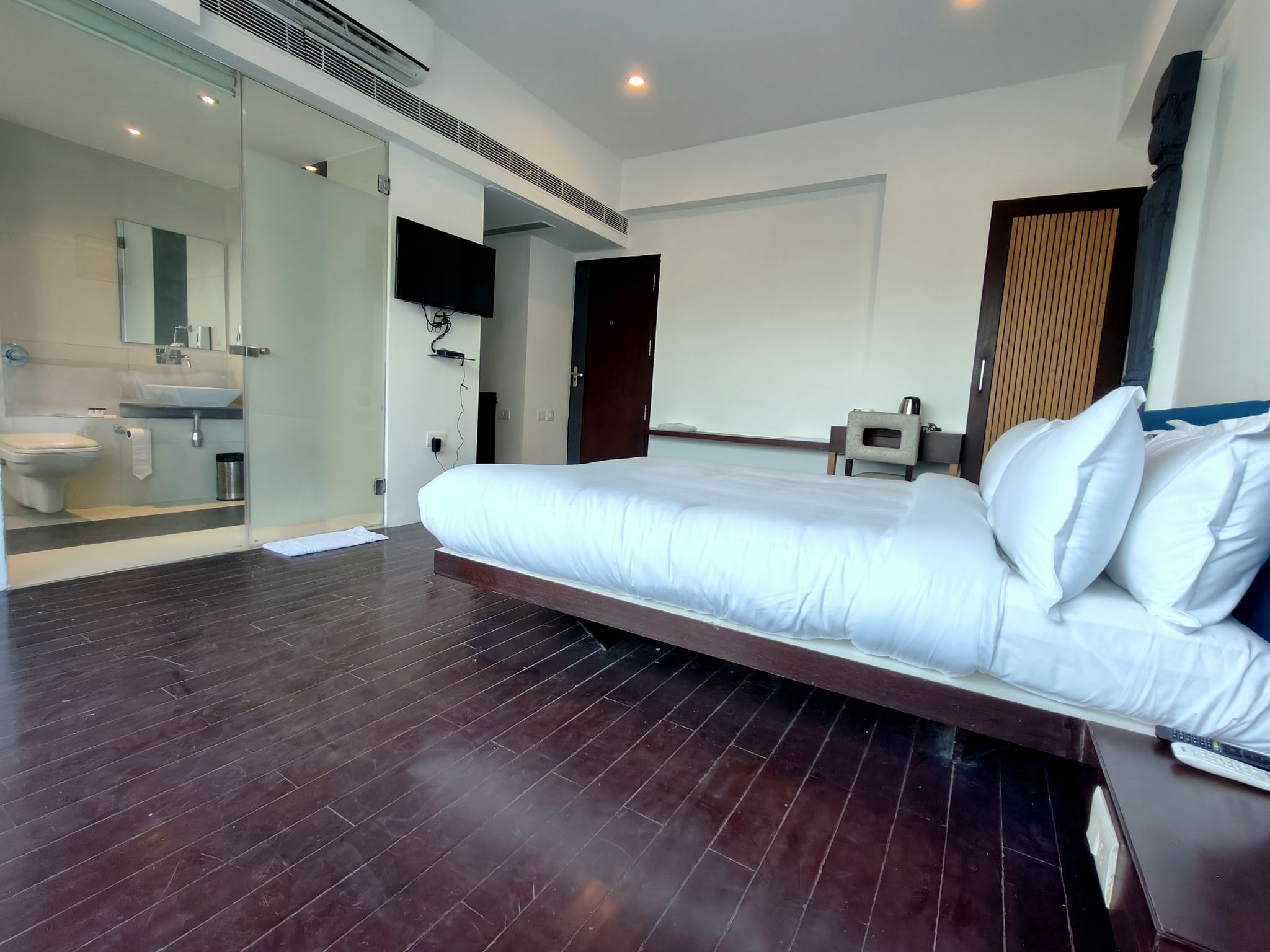 The Sky Imperial Hotel Yahvi Imperial Deluxe Rooms (Double King and Queen Bed) 9