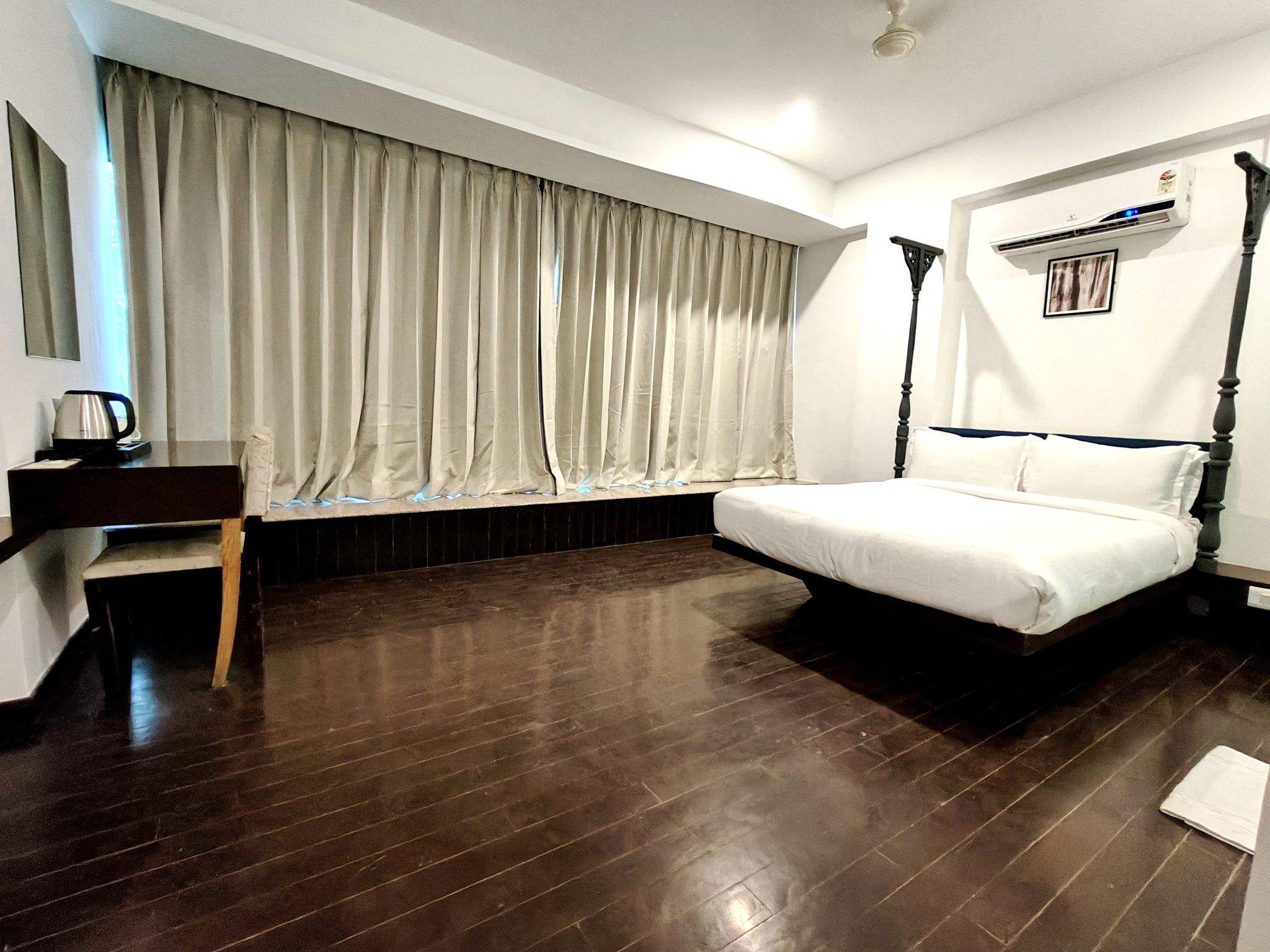 The Sky Imperial Hotel Yahvi Imperial Deluxe Rooms (Double King and Queen Bed) 10