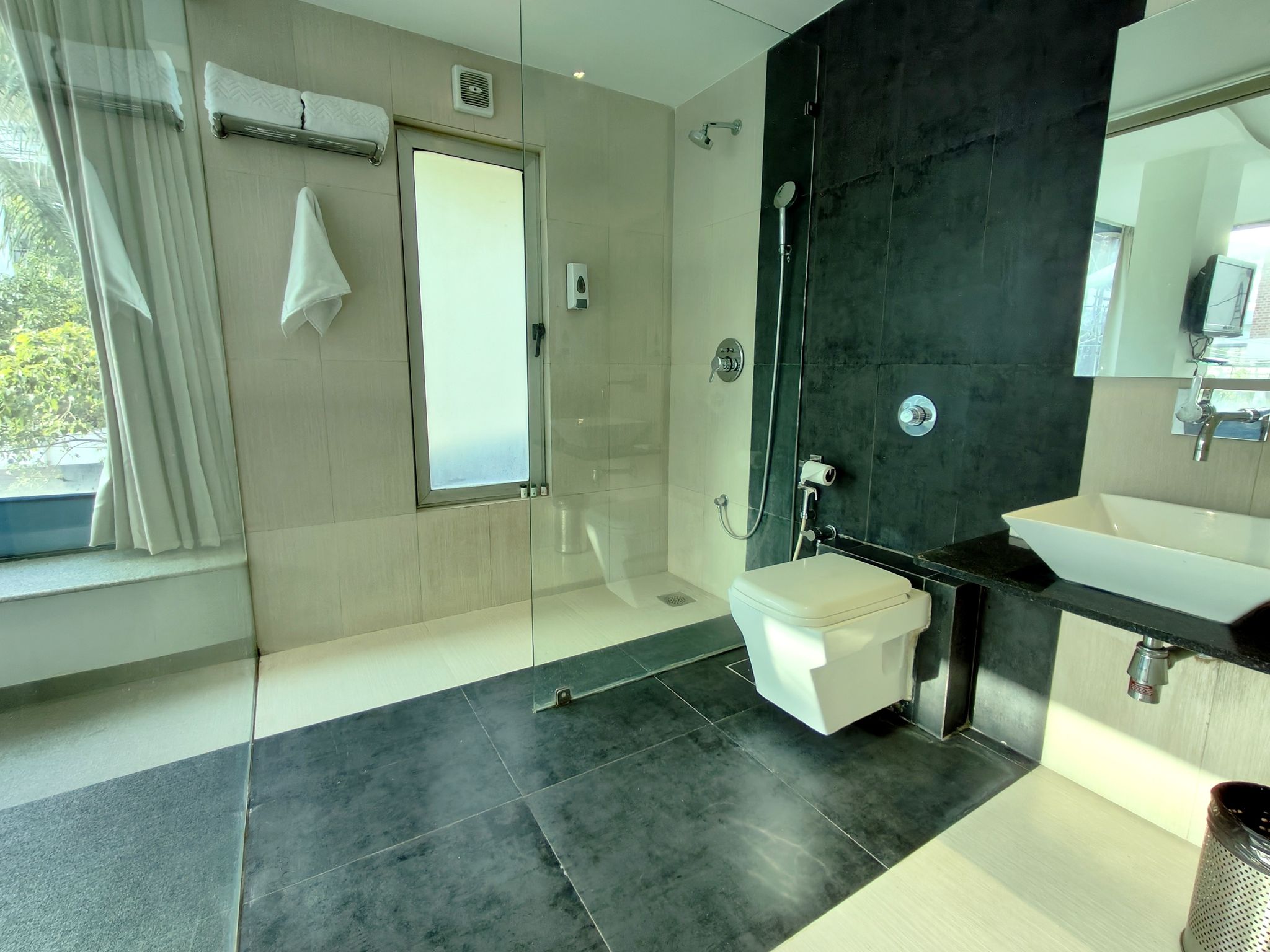 The Sky Imperial Hotel Yahvi Imperial Deluxe Rooms (Double King and Queen Bed) 14