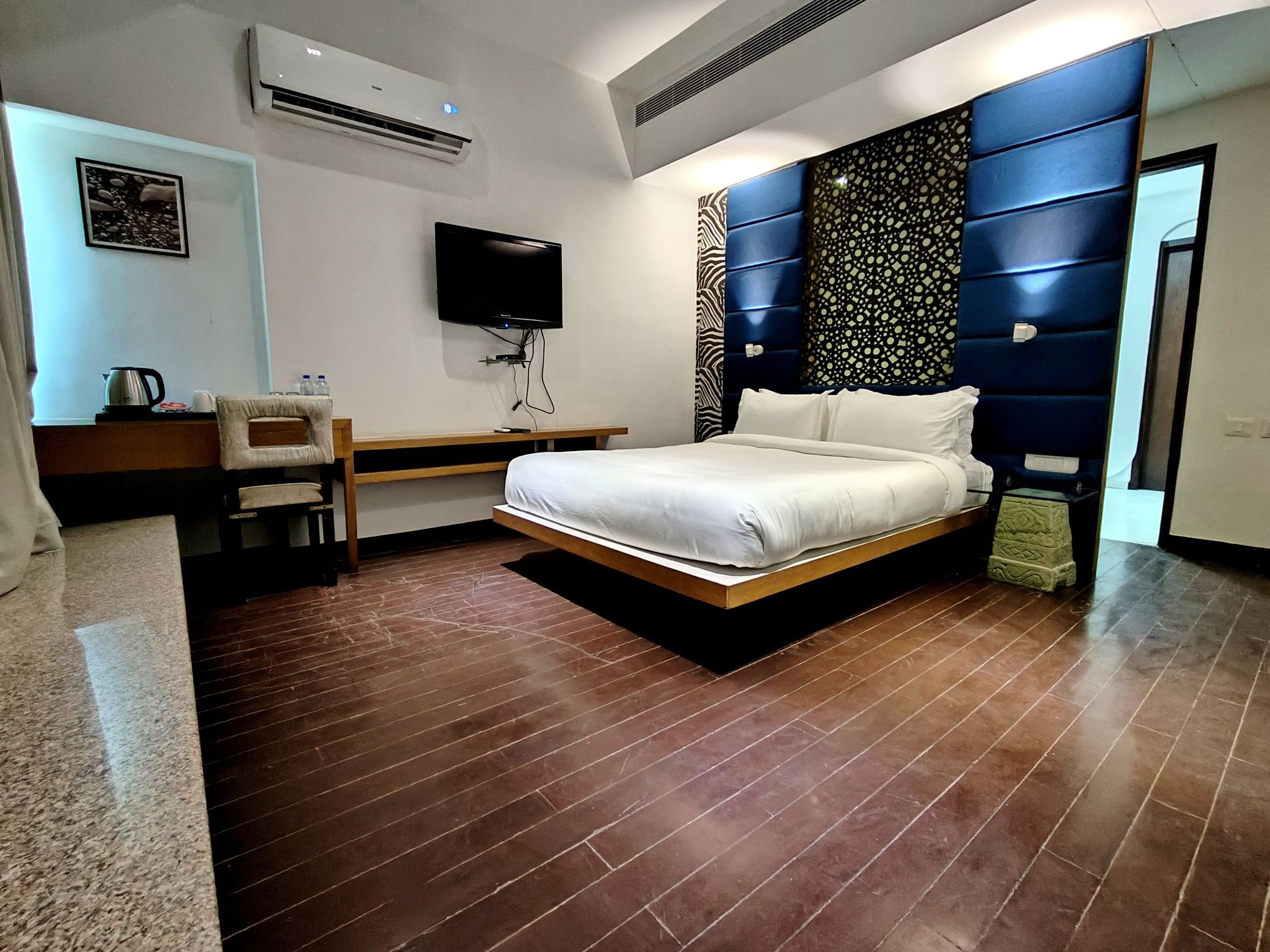 The Sky Imperial Hotel Yahvi Imperial Deluxe Rooms (Double King and Queen Bed) 8