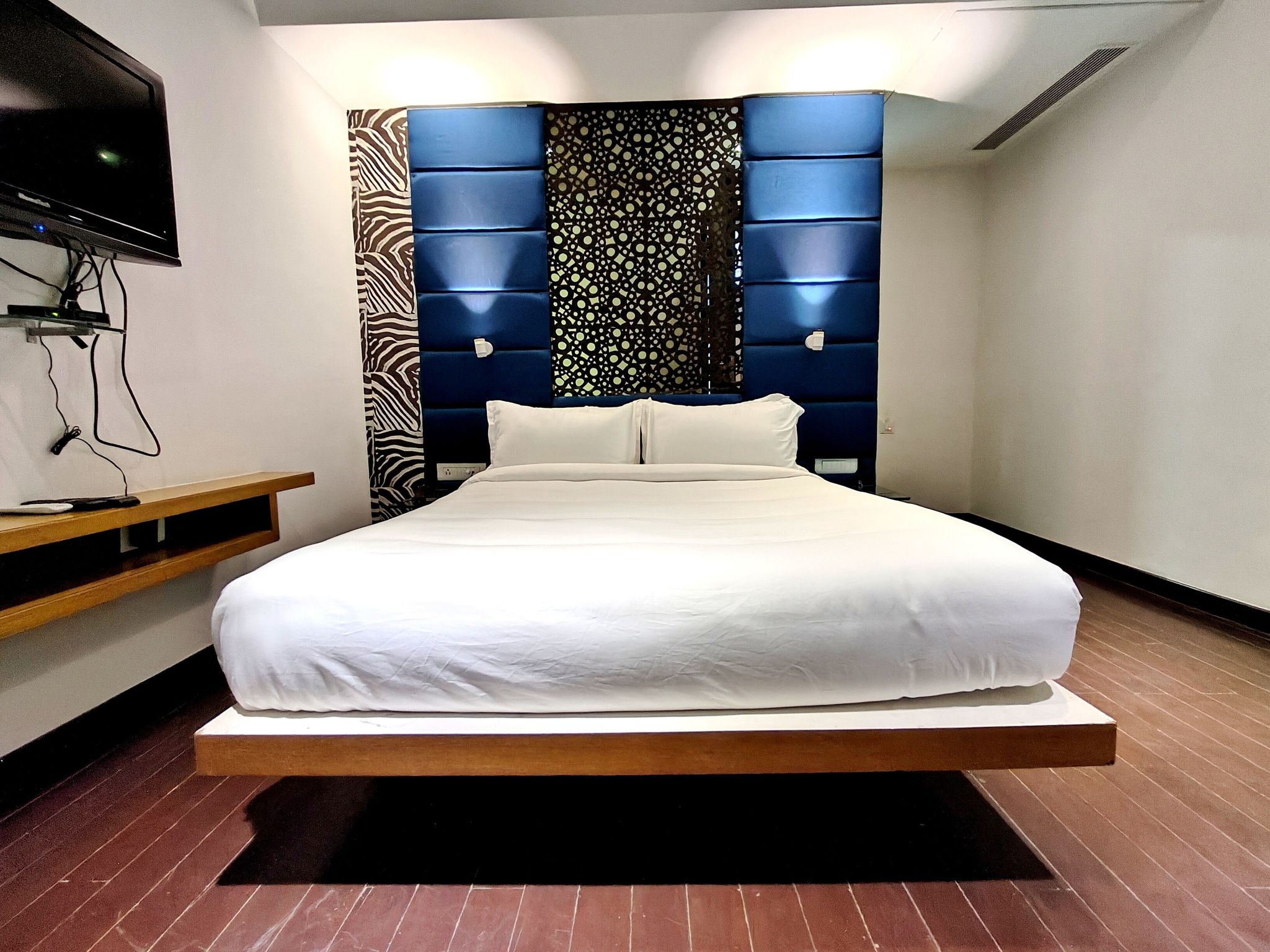The Sky Imperial Hotel Yahvi Imperial Deluxe Rooms (Double King and Queen Bed) 3