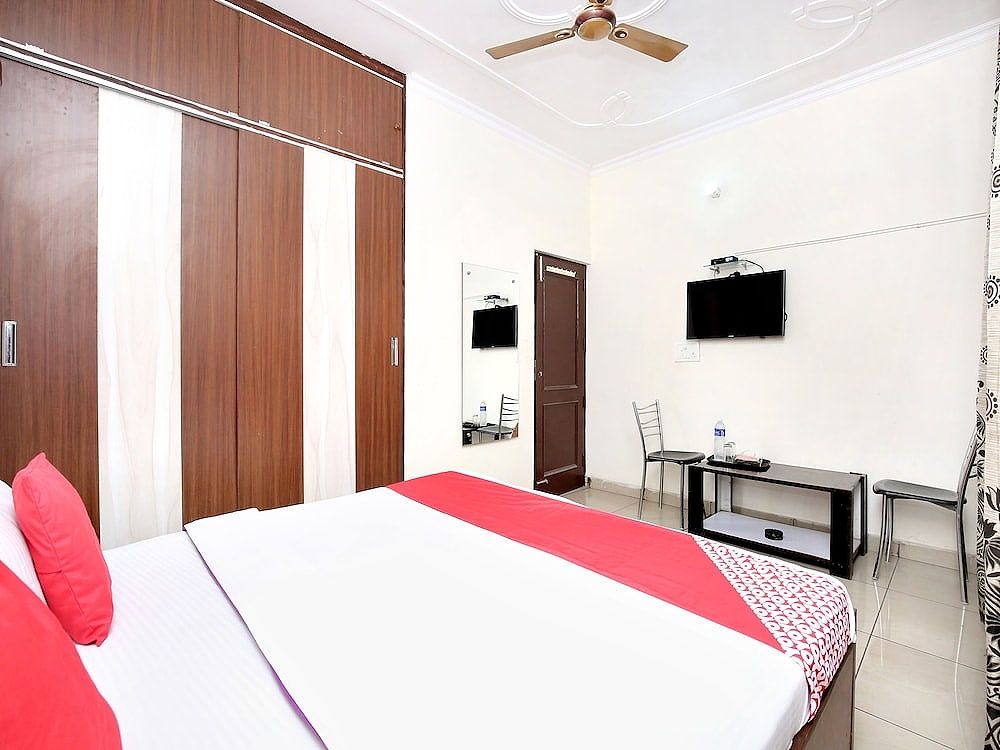 OYO 16735 Gaurav Residency Double or Twin Room 9