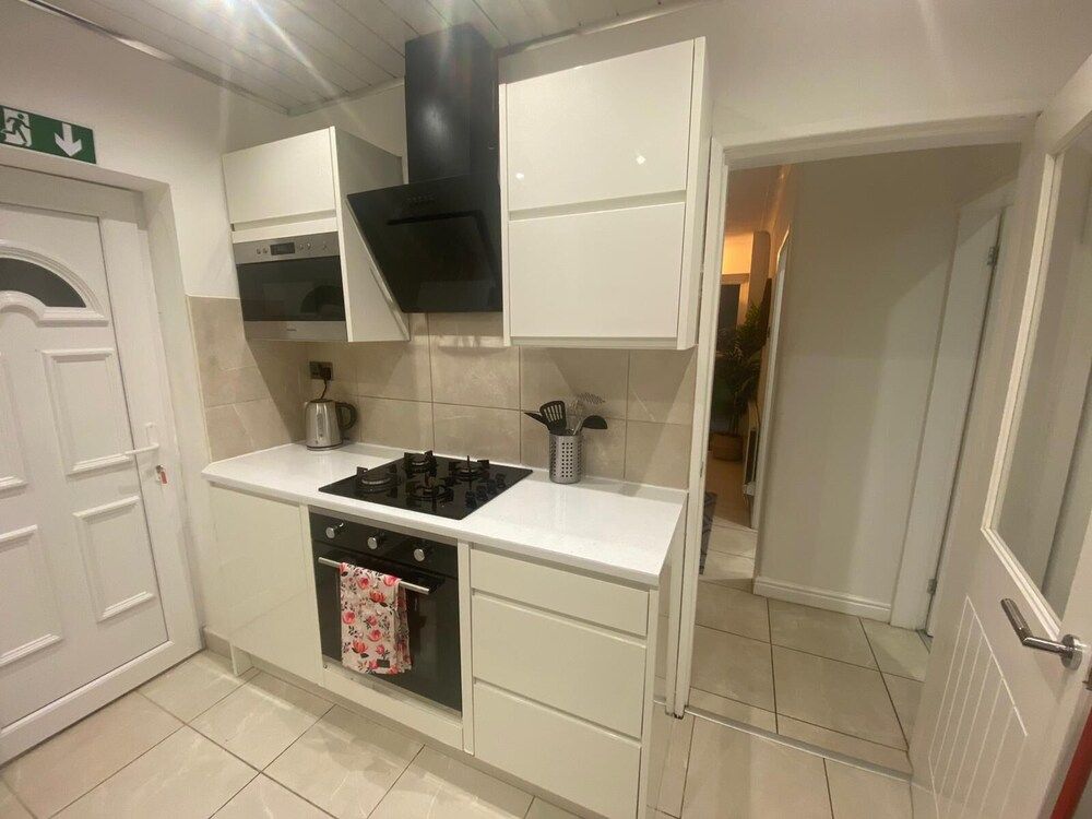 undefined Charming 3-bed House Near Central Manchester 9