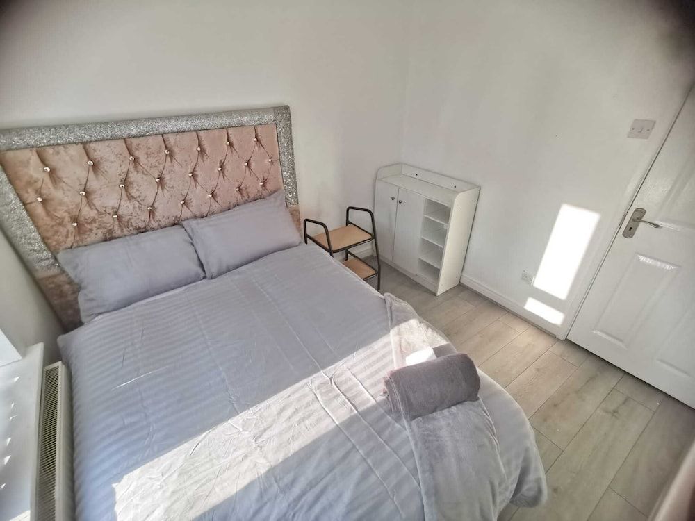 undefined Charming 4-bed House in Manchester 2