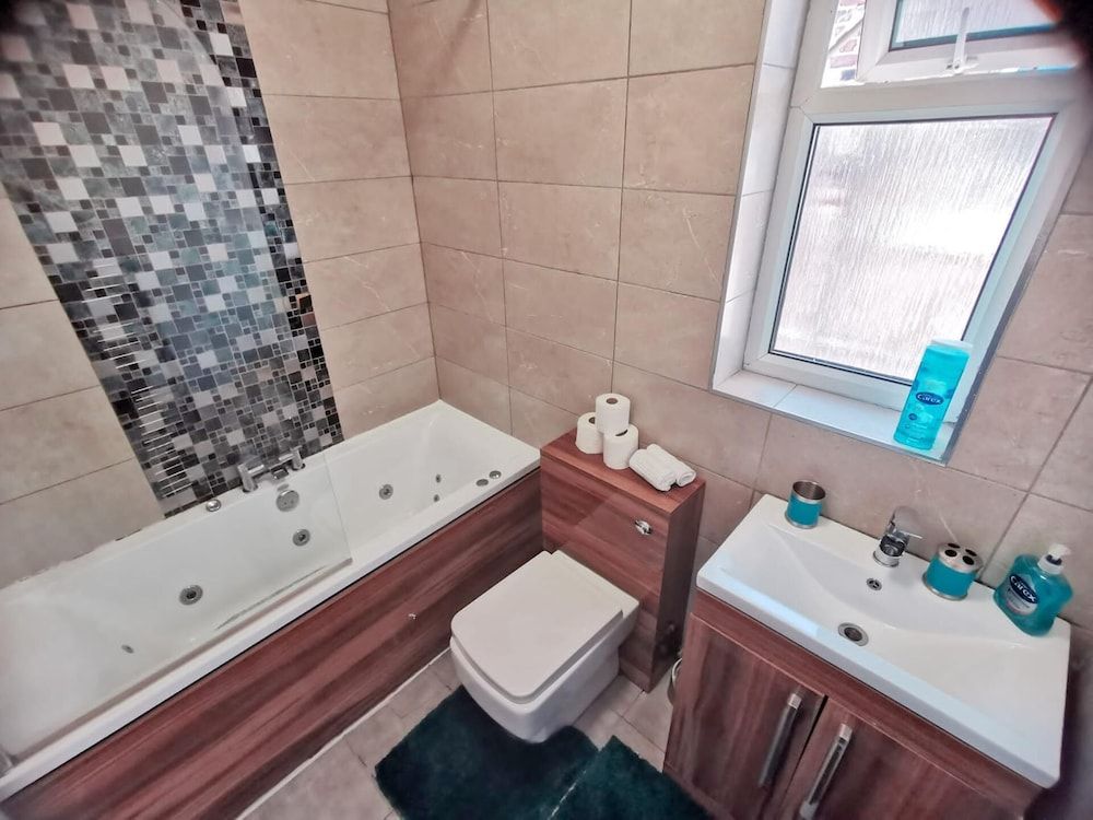 Charming 4-bed House in Manchester House 13