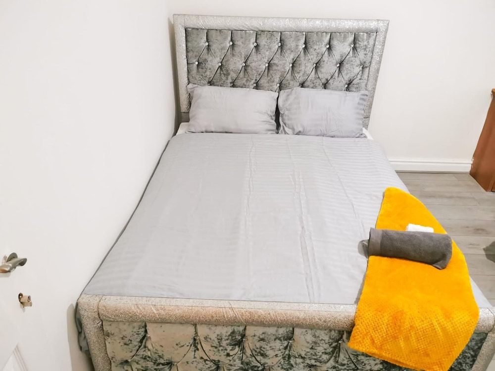 undefined Charming 4-bed House in Manchester 10