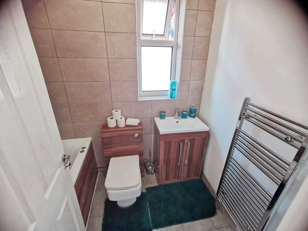 Charming 4-bed House in Manchester House 11