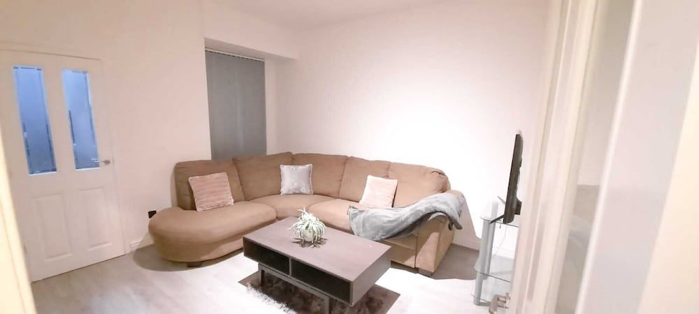 Charming 4-bed House in Manchester House 16