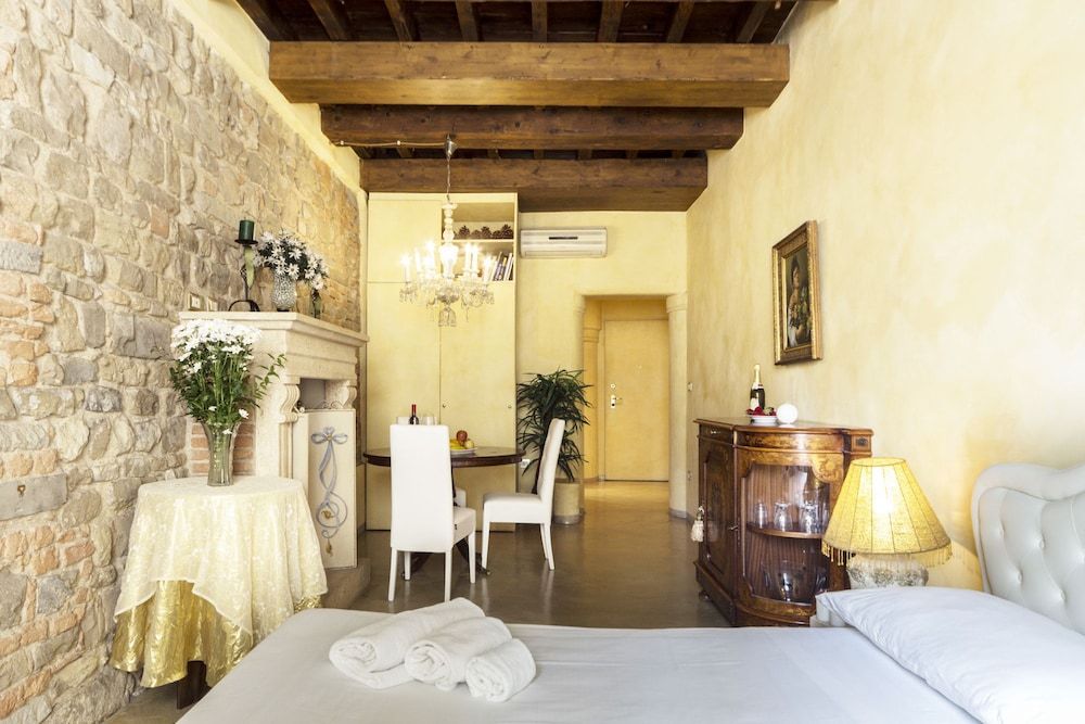undefined Signoria honeymoon apartment 5
