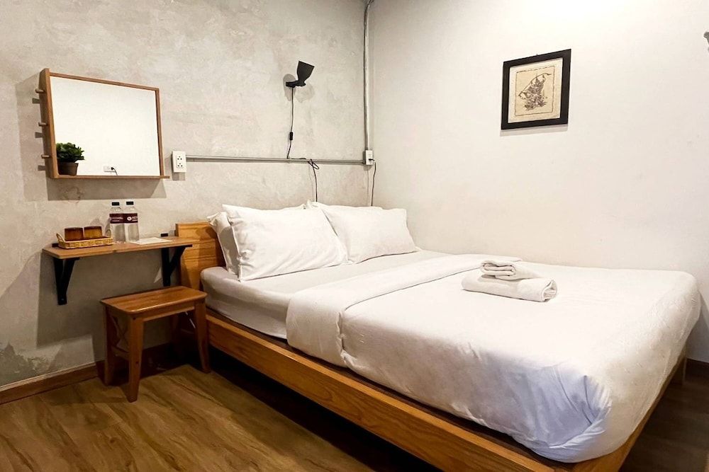 ORA Hostel Bangkok Standard Double Room, Private Bathroom 3