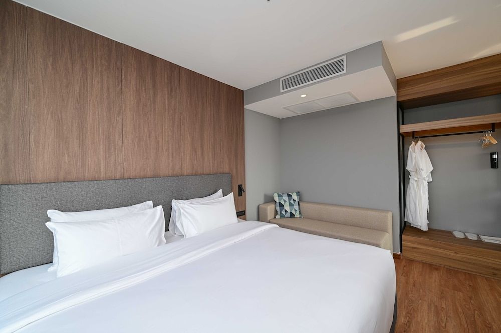 Best Western Chatuchak Superior Room, 1 Double Bed, Non Smoking, City View 4