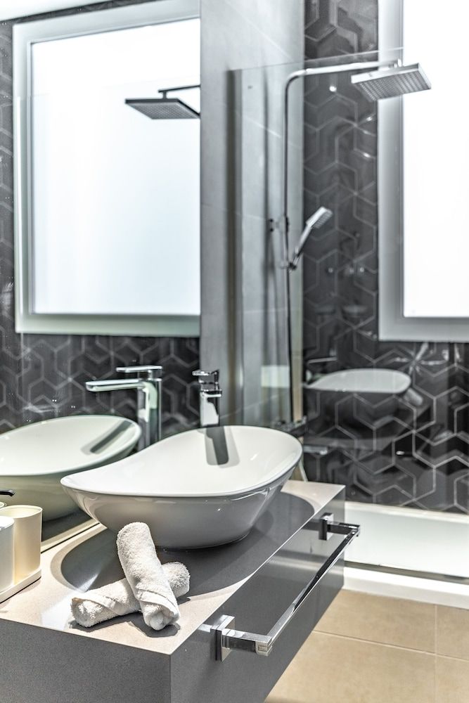 Stylish Waterfront Apartment With Views on Canal Comfort Apartment 32