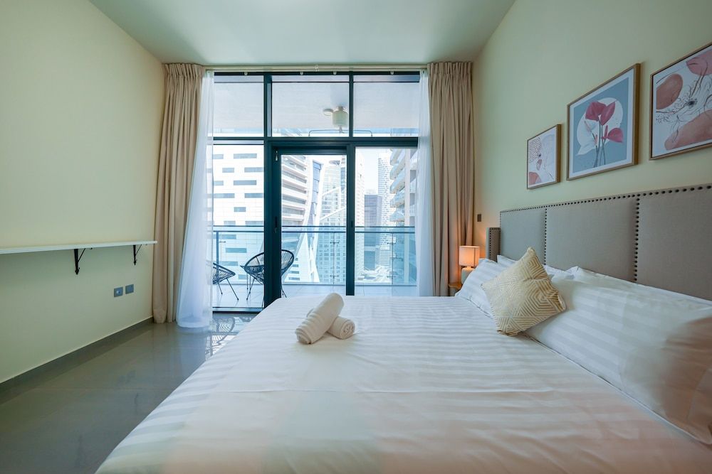 undefined Tanin - Apartment Amidst Lively Area With Pool and Balcony 4