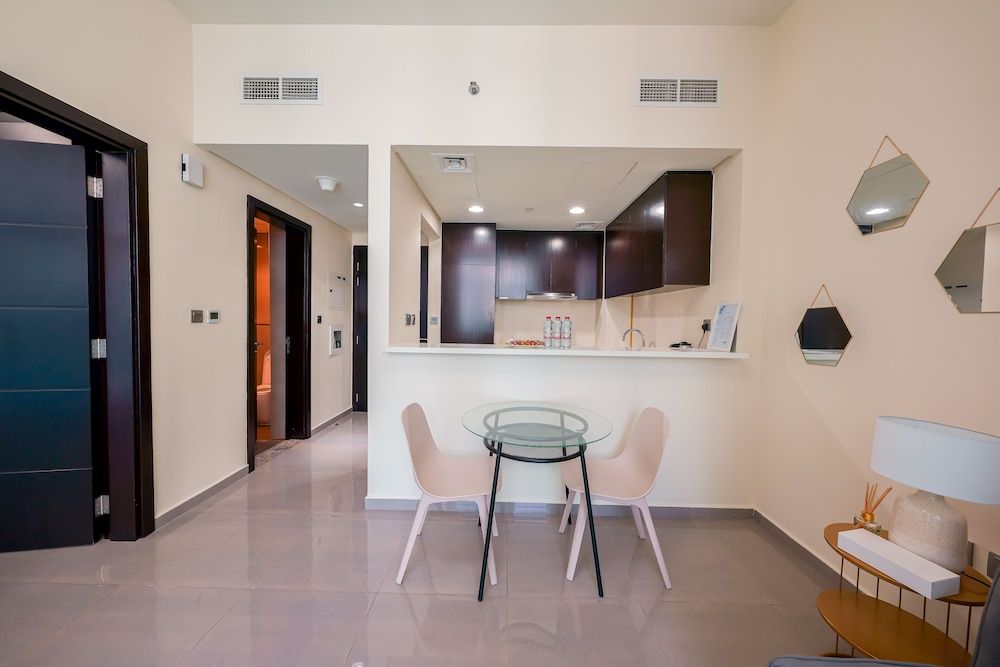 undefined Tanin - Apartment Amidst Lively Area With Pool and Balcony 7